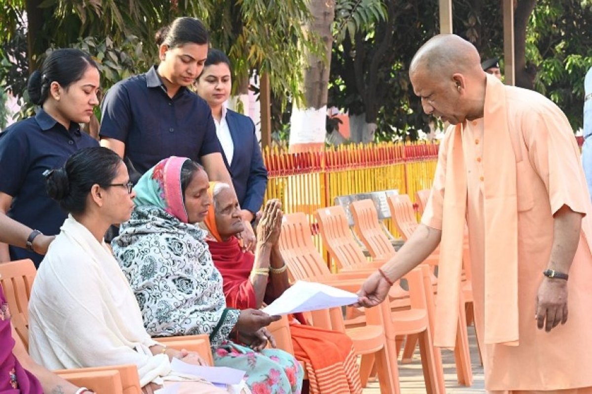 Gorakhpur News: जनता दर्शन में सीएम योगी ने कहा- घबराइए मत, हर समस्या का होगा समाधान। 
