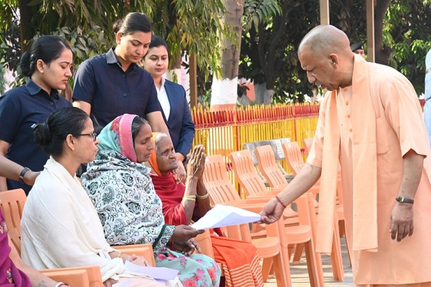 Gorakhpur News: जनता दर्शन में सीएम योगी ने कहा- घबराइए मत, हर समस्या का होगा समाधान। 