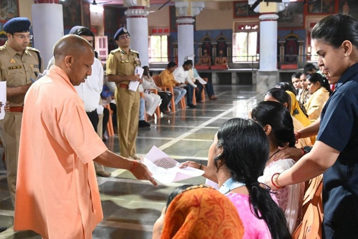 Gorakhpur News: जनता दर्शन में 300 लोगों की समस्याएं सुनीं मुख्यमंत्री ने, त्वरित निस्तारण के दिए निर्देश।