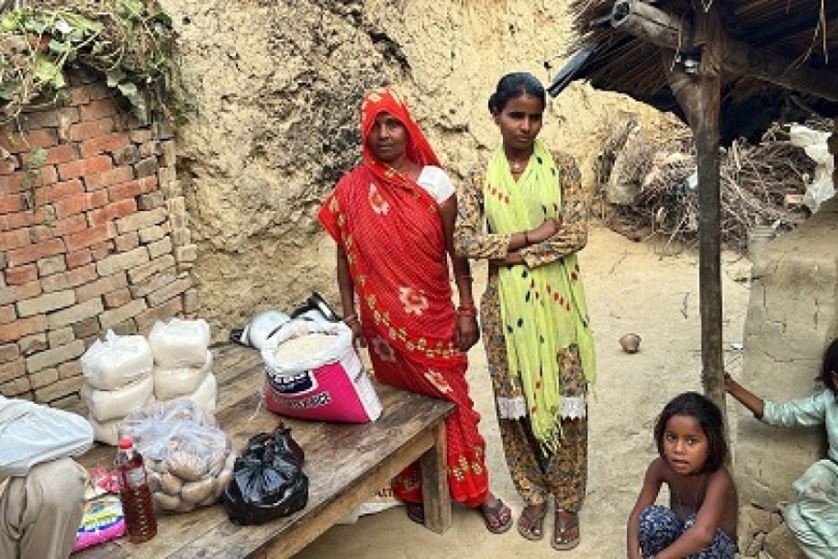UP News: दृष्टिहीन बेटियों के परिवार का सहारा बने योगी- मुख्यमंत्री के निर्देश पर परिवार के पास जरूरत का सामान लेकर पहुंचे अफसर।