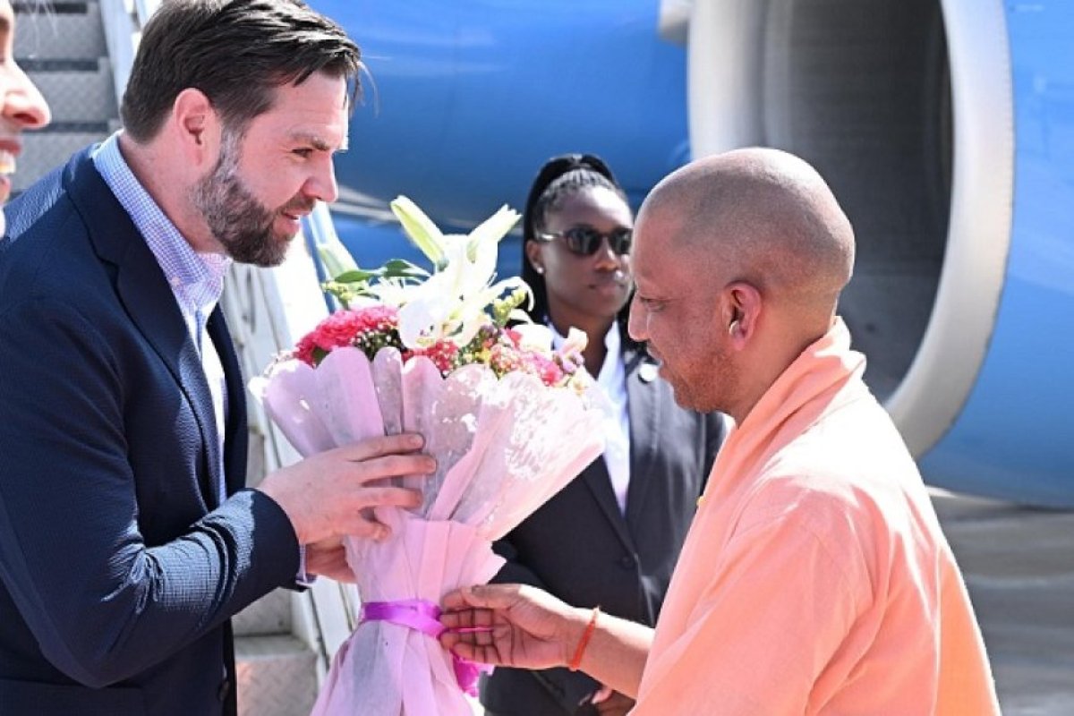 CM Yogi extends warm welcome to US Vice President JD Vance in Agra, CM greets U.S. Vice President and his family with a bouquet