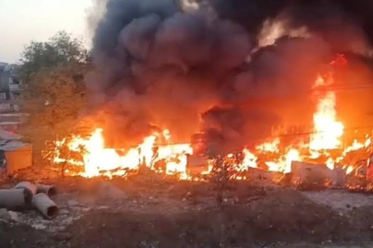 Delhi Rohini Fire: दिल्ली के रोहिणी में झुग्गियों में भीषण आग, 2 मासूमों की दर्दनाक मौत, 800 झुग्गियां जलीं। 