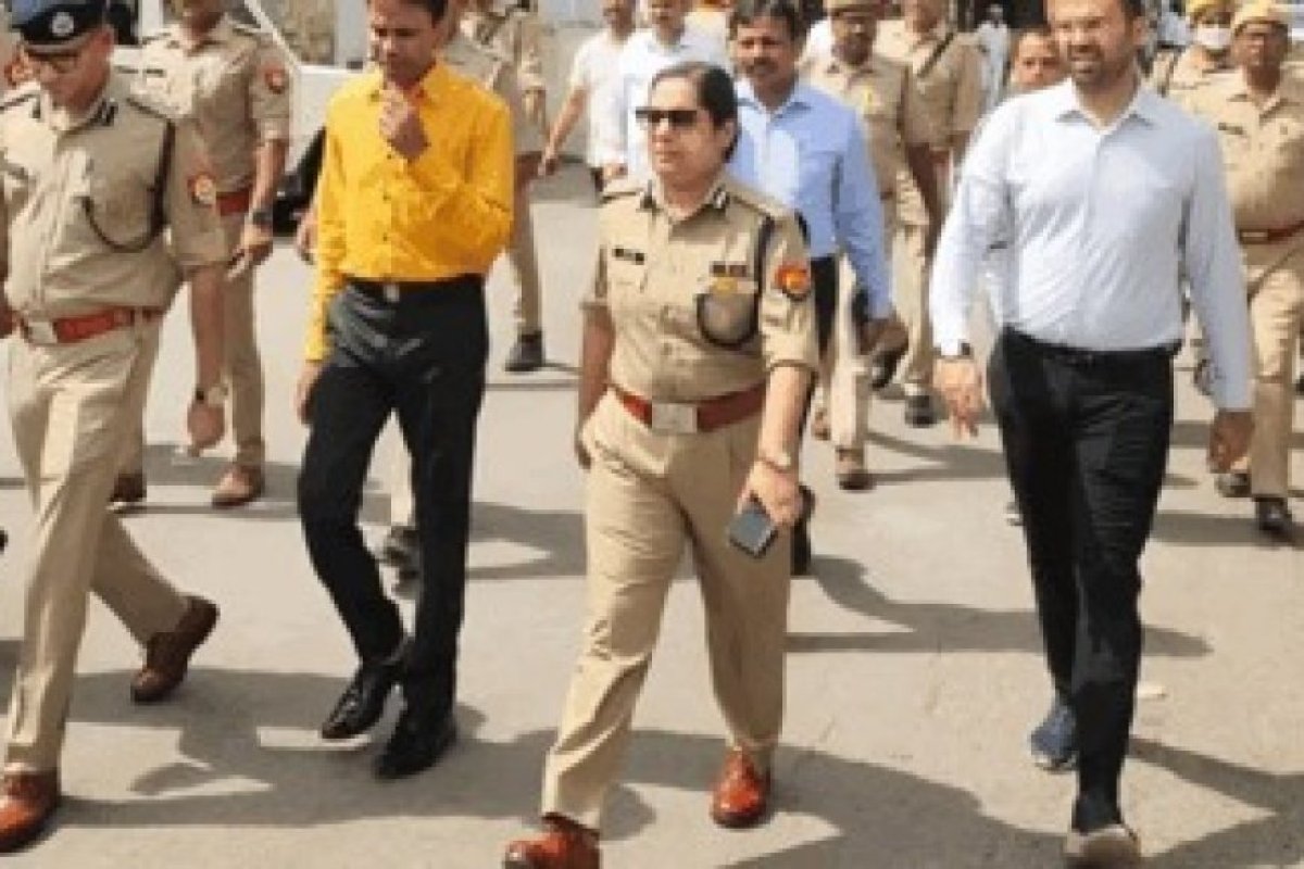 UP News: ACP सहित 12 पुलिसकर्मी सस्पेंड, DCP को नोटिस, नोएडा में ट्रैफिक जाम की लापरवाही पर बड़ा एक्शन।