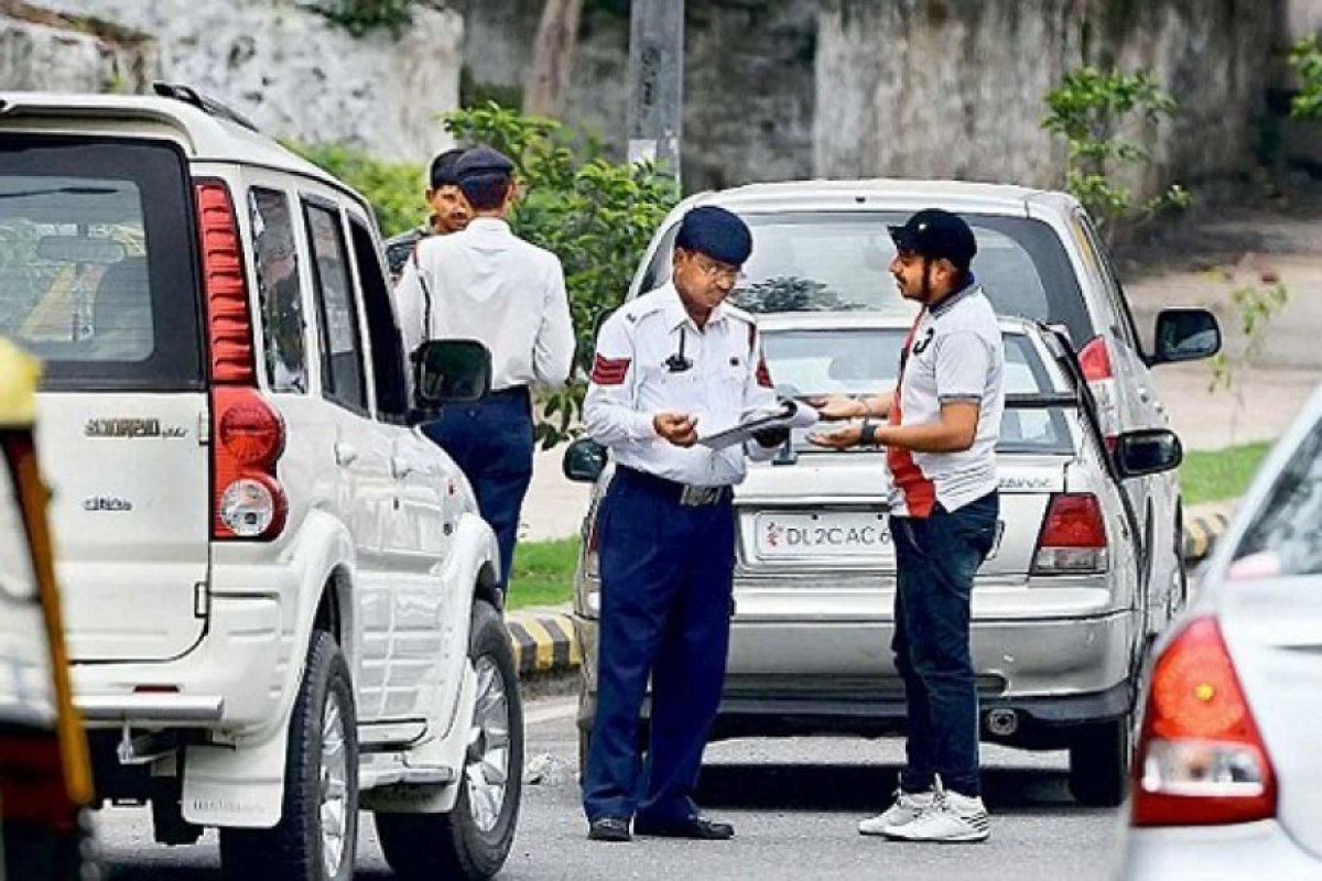 Uttar Pradesh: लखनऊ में एक ही रजिस्ट्रेशन नंबर वाली दो SUV, ट्रैफिक नियमों का खुला उल्लंघन।