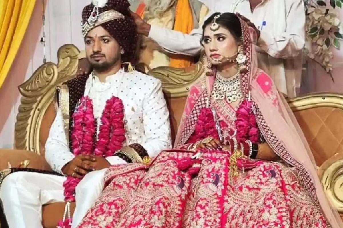 Viral News: ट्रेन के गेट से गिरी नव विवाहिता, बचाने को कूदा पति लेकिन.. शादी के कुछ समय बाद ही परिवार हो गया बर्बाद। 