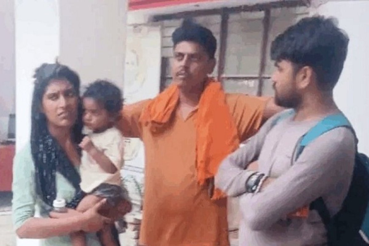 UP News: नीले ड्रम का खौफ- पति ने पत्नी को प्रेमी को सौंपा, सामाजिक मूल्यों पर उठे सवाल।