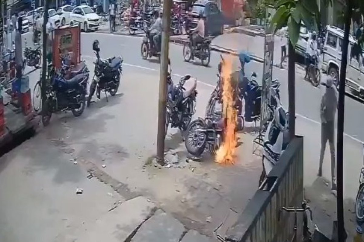 Viral News: स्टार्ट करते ही धूं-धूं कर जलने लगी बुलेट, समय पर भागा ड्राईवर नहीं तो हो जाता बड़ा हादसा। 