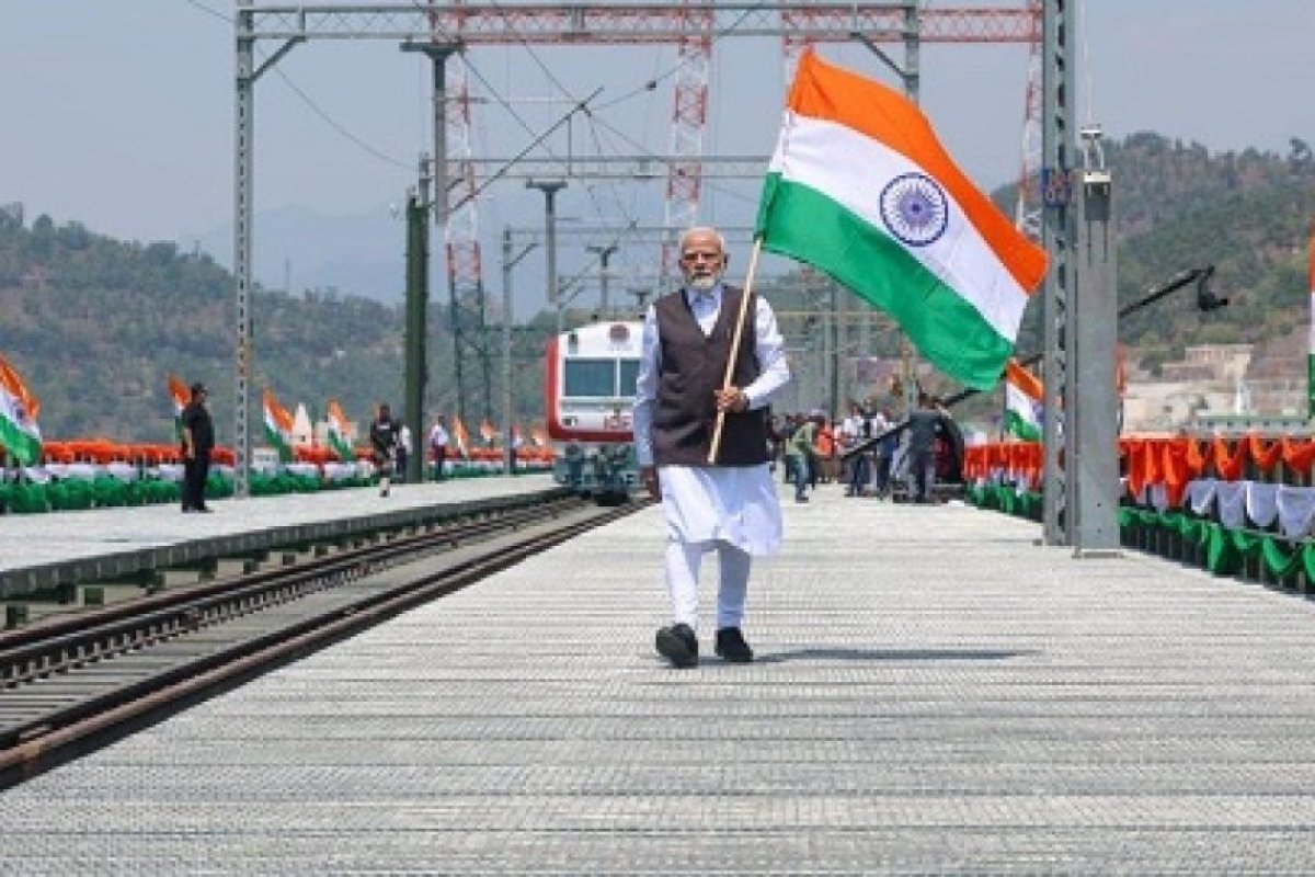 Trending: चिनाब ब्रिज: पीएम मोदी ने वो किया, जो अंग्रेज भी नहीं कर पाए, दुनिया का सबसे ऊंचे ब्रिज पर पीएम ने लहराया तिरंगा, मुख्यमंत्री उमर अब्दुल्ला ने मोदी की तारीफ़ की। 