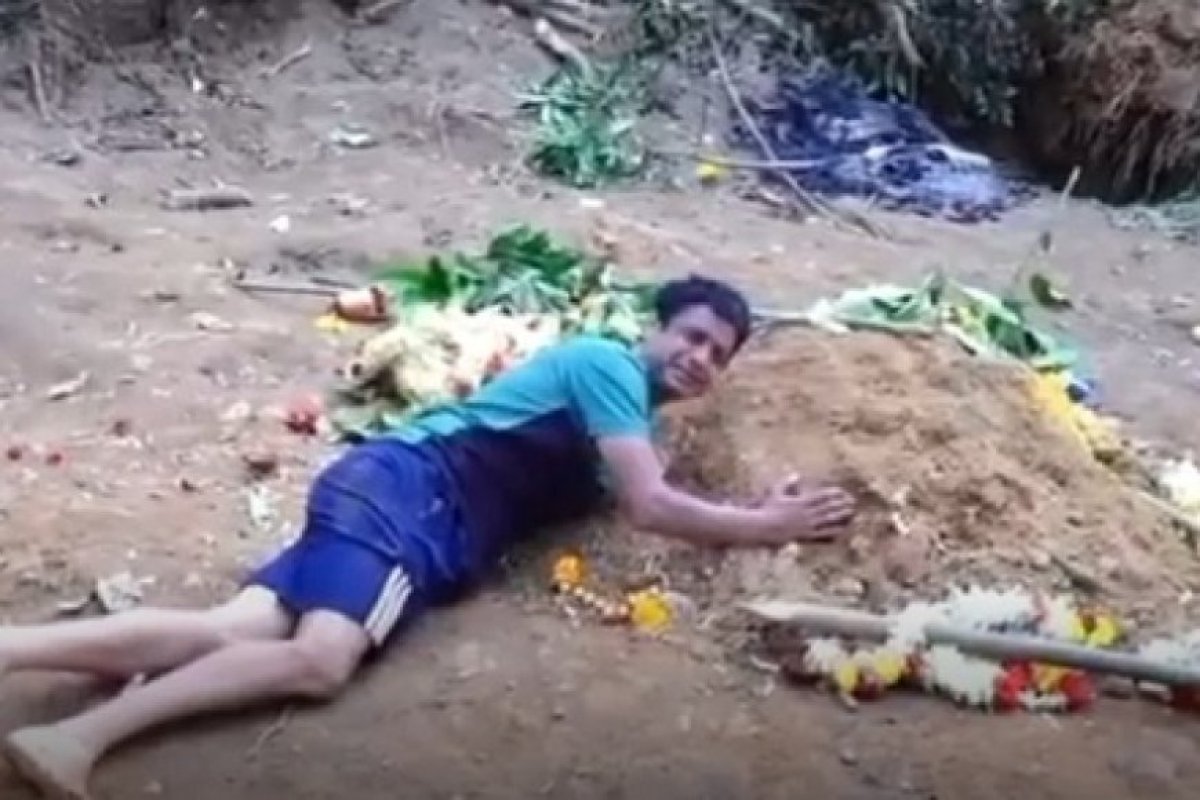 Viral News: बेंगलुरु भगदड़- मैं अब कहीं नहीं जाना चाहता, मैं भी यहीं रहना चाहता हूं, बेटे की कब्र से लिपटकर रोते हुए एक पिता का दर्द।