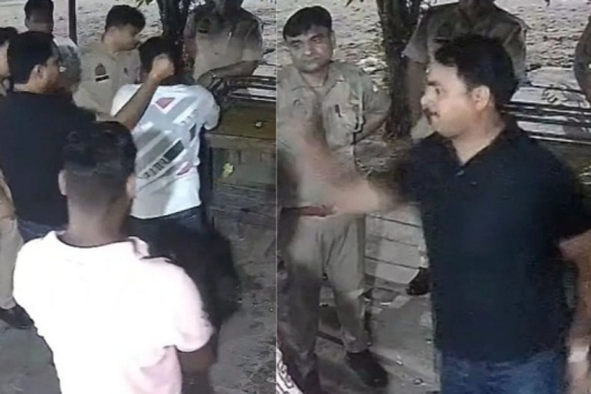 UP: बुलंदशहर में पुलिस की दबंगई- धमकाने के बाद दुकानदार को बाल पकडकर घसीटा, पिटाई का सीसीटीवी में कैद हुआ मामला।