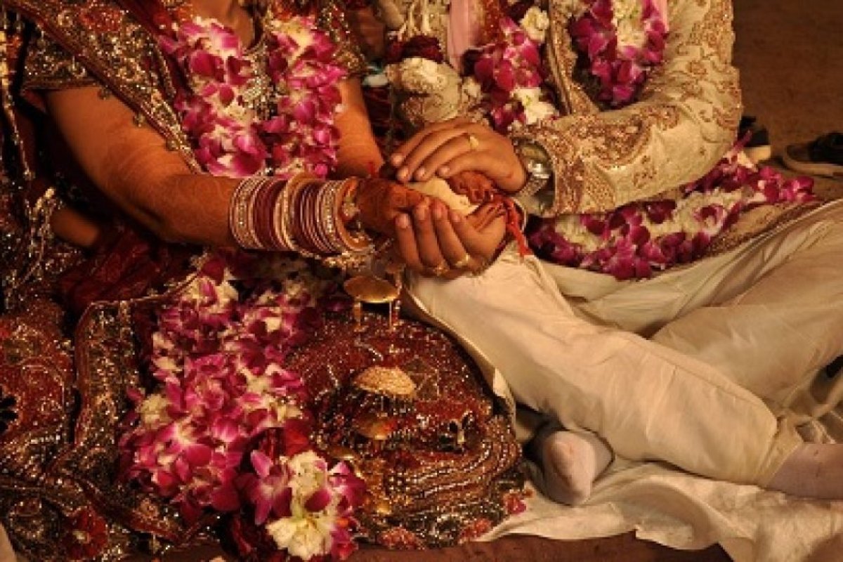 UP: उत्तर प्रदेश में विवाह पंजीकरण के नए नियम: परिवार की सहमति और पंडित की गवाही अनिवार्य। 