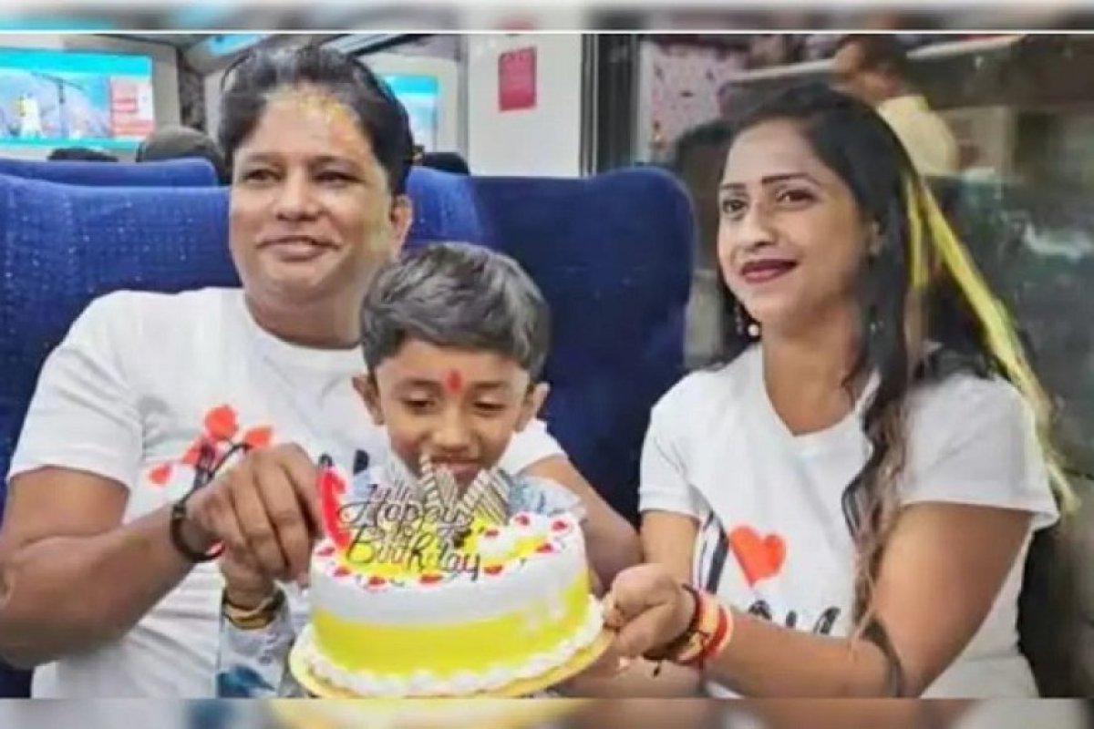 देश विदेश: कश्मीर की पहली वंदे भारत ट्रेन में बर्थडे सेलिब्रेशन, मोमबत्ती जलाने पर विवाद, यात्रियों ने हंगामा किया, पुलिस जांच शुरू।