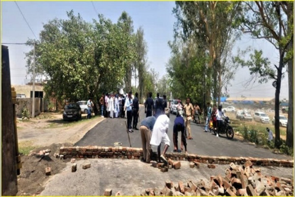 Viral News: हरियाणा में मुआवजा न मिलने से नाराज किसान बलविंदर सिंह ने हाईवे पर बनाई दीवार, 2013 के कोर्ट आदेश पर कार्रवाई में देरी।