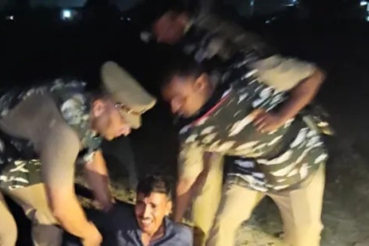 UP News: बलिया में पुलिस मुठभेड़, 25 हजार के इनामी बदमाश दीपक पासवान घायल, साथी सतीश सैनी फरार। 