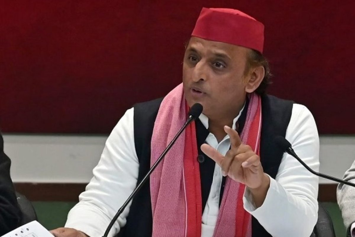 Politics News: अहमदाबाद विमान हादसा- सपा ने शोक में रद्द किए तीन दिन के सभी कार्यक्रम, अखिलेश यादव ने मांगा तत्काल स्पष्टीकरण।