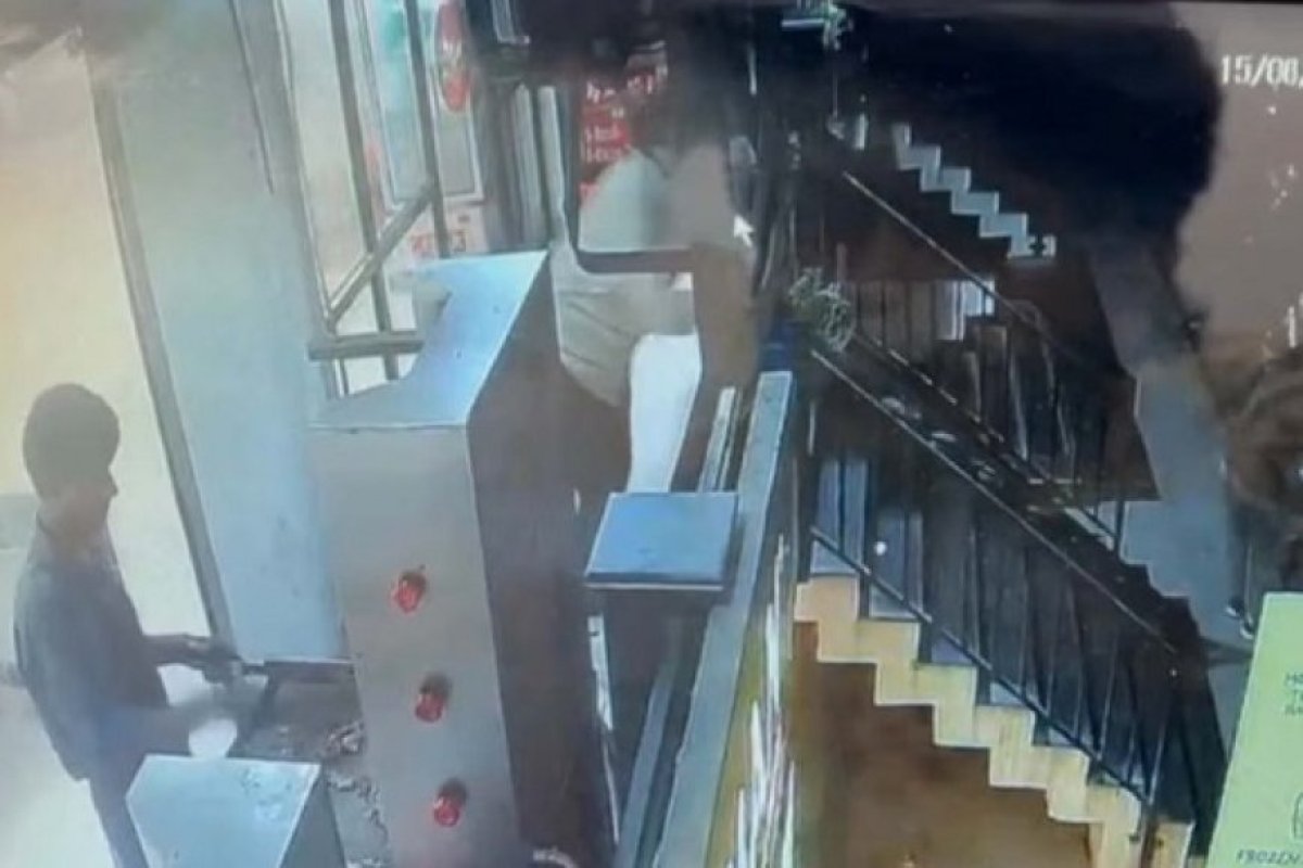 UP News: प्रयागराज में रेस्टोरेंट के बाहर बमबाजी, दहशत में डूबा शहर, पुलिस जांच में जुटी।