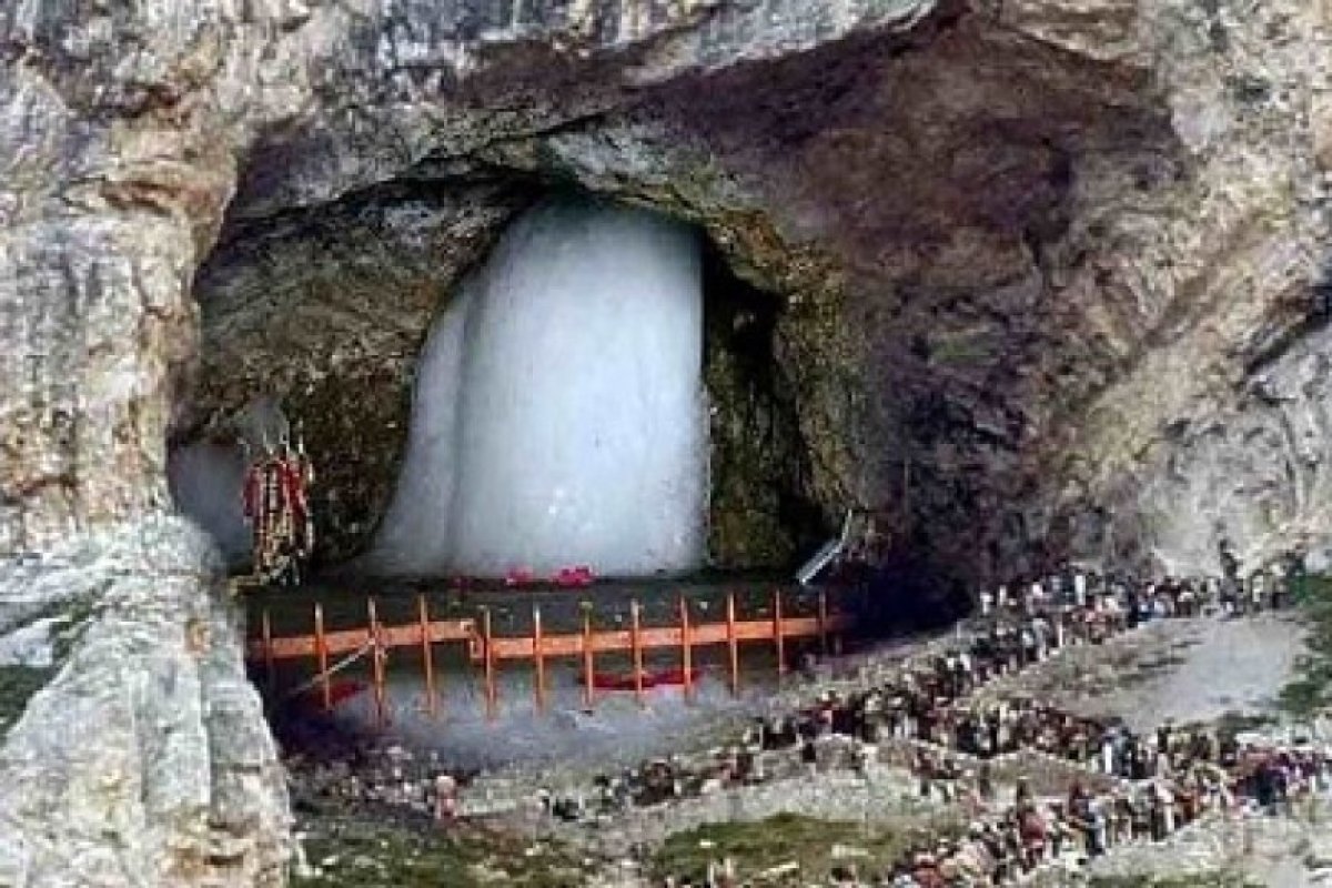 देश- विदेश: अमरनाथ यात्रा 2025- हेलीकॉप्टर सेवाओं पर रोक से विवाद, उमर अब्दुल्ला ने जताई चिंता।