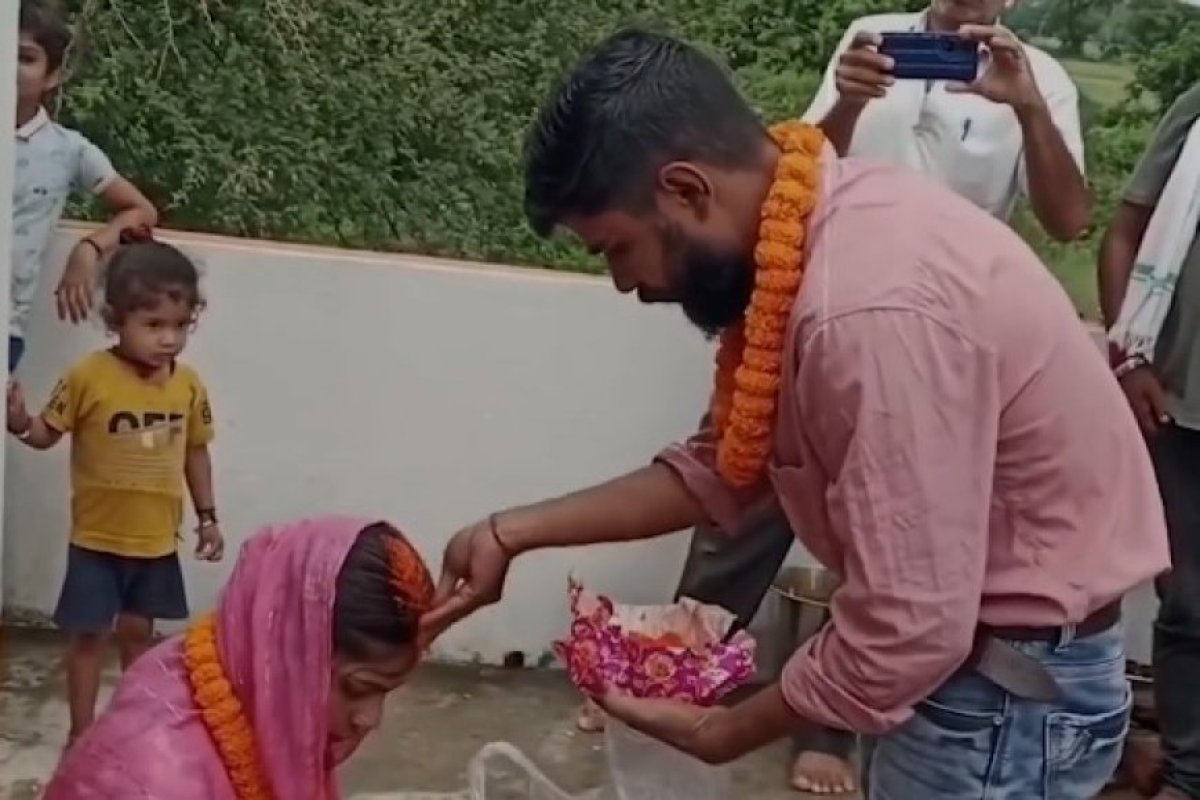 Trending: पति और बेटी को छोड़कर भतीजे के साथ रचाई शादी, कैमरे के सामने पति पर प्रताड़ित करने का आरोप लगाया। 