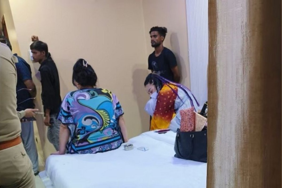 Trending: 49 वर्षीय लोला कायूमोवा ने 29 की दिखने के लिए कराई सात बार प्लास्टिक सर्जरी, लखनऊ सेक्स रैकेट का सनसनीखेज खुलासा। 