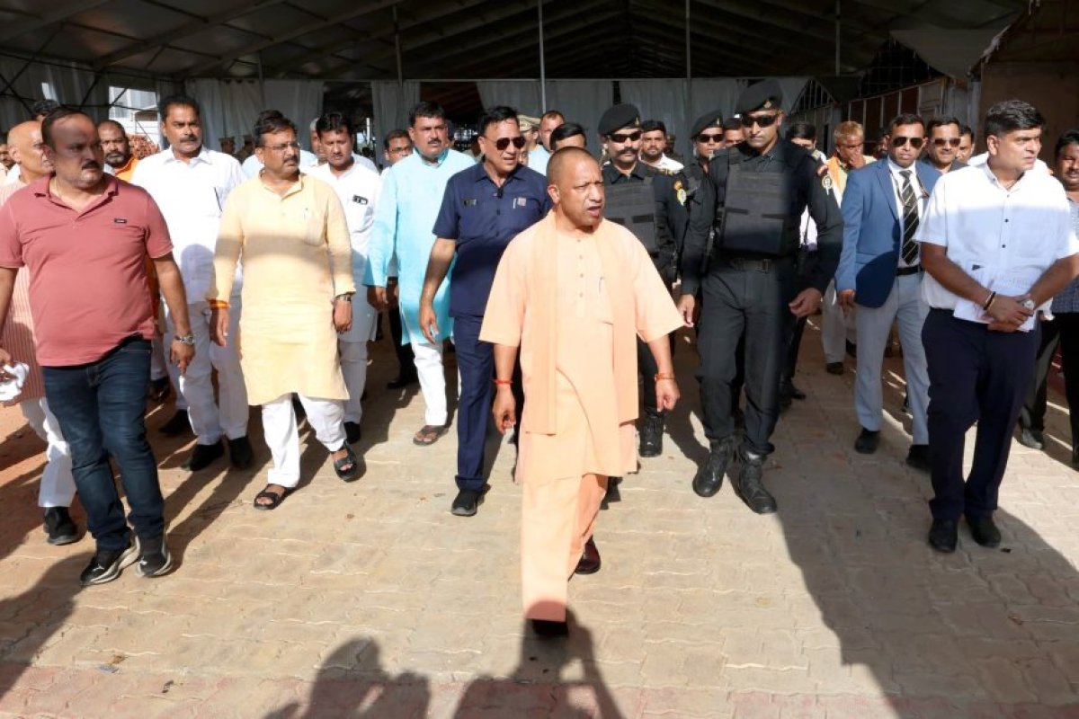 Gorakhpur News : CM ने लिया आयुष विवि में राष्ट्रपति के आगमन की तैयारियों का जायजा, हवाई सर्वेक्षण, स्थलीय निरीक्षण के साथ समीक्षा बैठक भी की