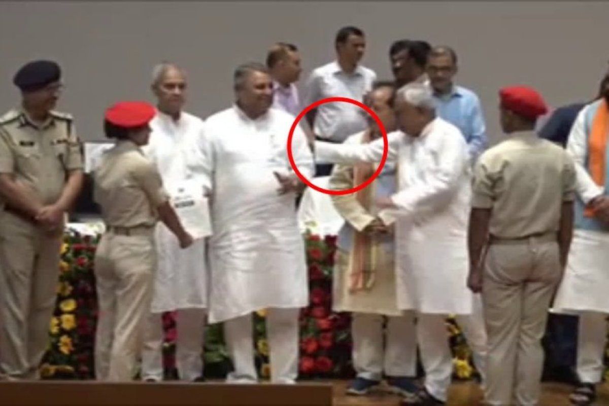 Politics: CM नीतीश कुमार ने मंच से मंत्री विजय चौधरी को हाथ खींचकर हटाया, वीडियो वायरल