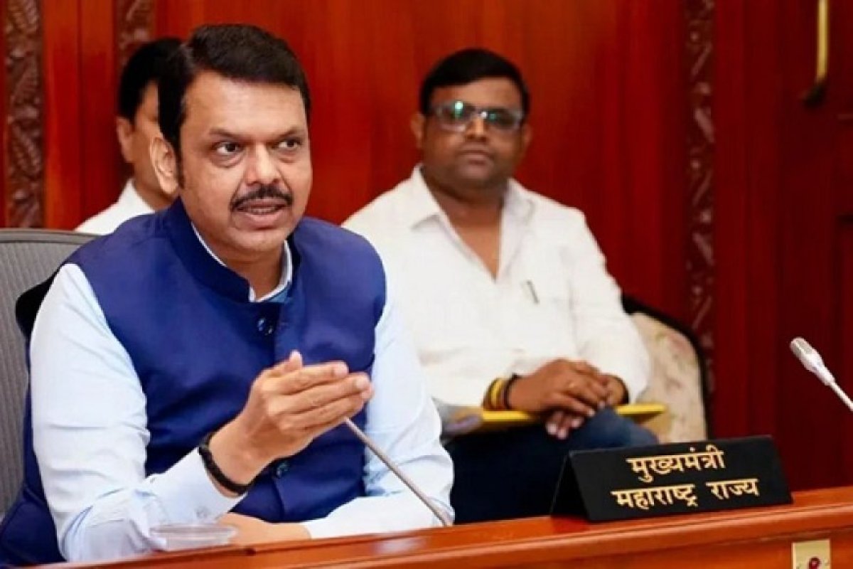 Politics: महाराष्ट्र में हिंदी अनिवार्यता पर फडणवीस का यू-टर्न, तीन भाषा नीति रद्द, नई समिति गठित।
