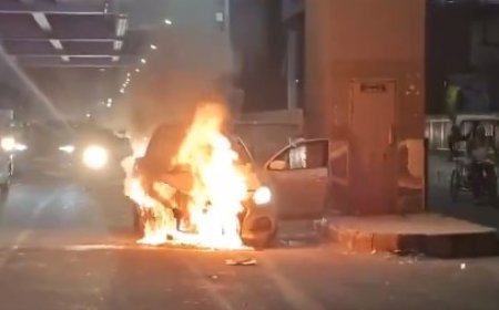 UP News: नोएडा के सेक्टर 61 मेट्रो स्टेशन के पास चलती कार में लगी भीषण आग, ड्राइवर ने कूदकर बचाई जान। 