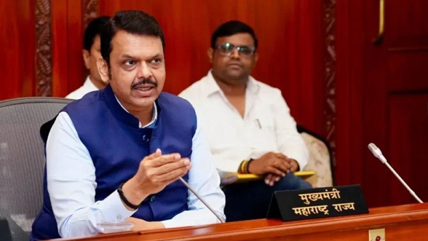 Politics: महाराष्ट्र में हिंदी अनिवार्यता पर फडणवीस का यू-टर्न, तीन भाषा नीति रद्द, नई समिति गठित।