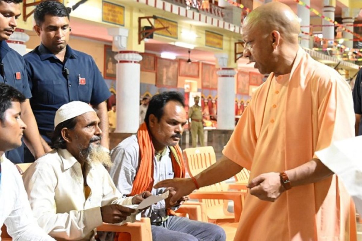 UP News: मुख्यमंत्री ने जनता दर्शन में 100 लोगों की समस्याएं सुनीं, निस्तारण के लिए अफसरों को दिए निर्देश।