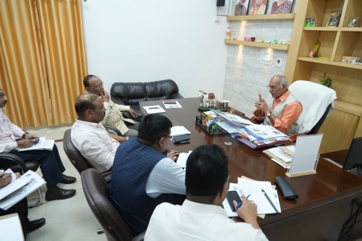 Lucknow News : प्रदेश के सभी 75 जनपदों में दुग्ध समितियों का संचालन सुनियोजित और सुव्यस्थित रूप से किया जाए -धर्मपाल सिंह