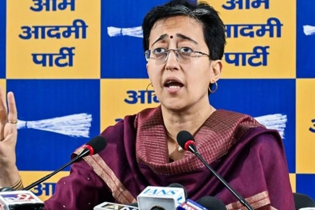 Politics: दिल्ली में ईओएल वाहनों पर प्रतिबंध, आतिशी का बीजेपी पर 'तुगलकी फरमान' का आरोप, ऑटोमोबाइल कंपनियों से साठगांठ का दावा। 