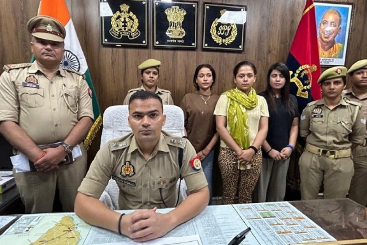 सोशल मीडिया पर अश्लीलता फैला कमाई करने वाली तीन युवतियों और कैमरामैन को किया गिरफ्तार।