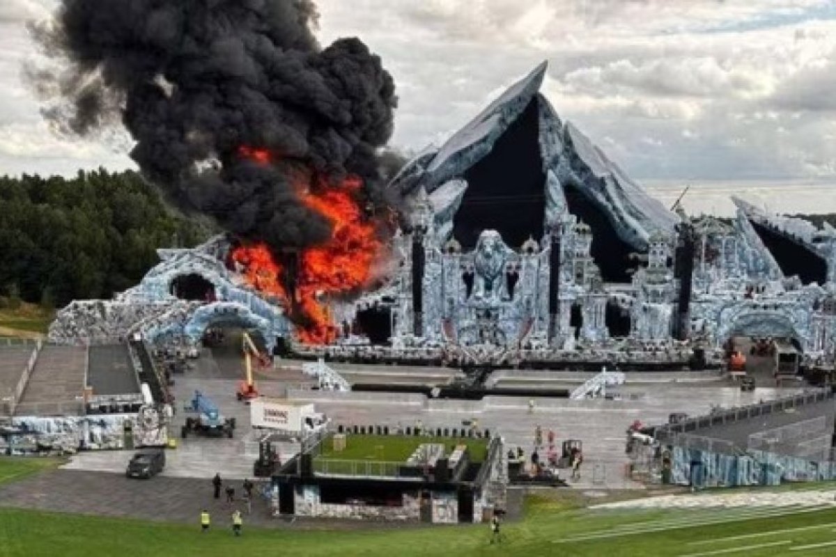 Tomorrowland 2025- फेस्टिवल से पहले मुख्य मंच पर भीषण आग लगी, सारी तैयारियों पर संकट।