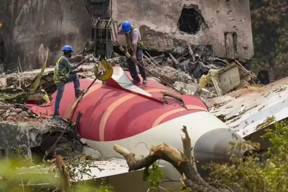 Air India Flight AI-171 हादसा- Captain ने जानबूझकर इंजन के फ्यूल सप्लाई को बंद कर दिया था, जांच में नया मोड़। 