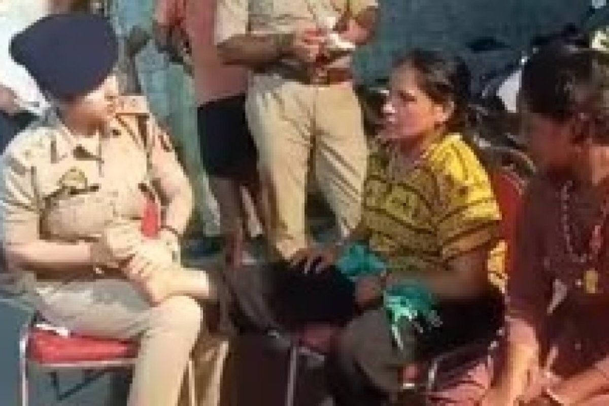 मुजफ्फरनगर में कांवड़ यात्रा- CO ऋषिका सिंह ने महिला कांवड़ यात्रियों के पैर दबाए, अखिलेश यादव ने की तारीफ।