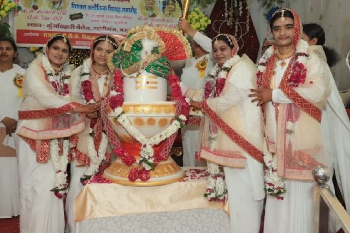 झांसी में अनोखा विवाह- चार ग्रेजुएट युवतियों ने भगवान शिव से रचाई शादी, लिया ब्रह्मचर्य का संकल्प।