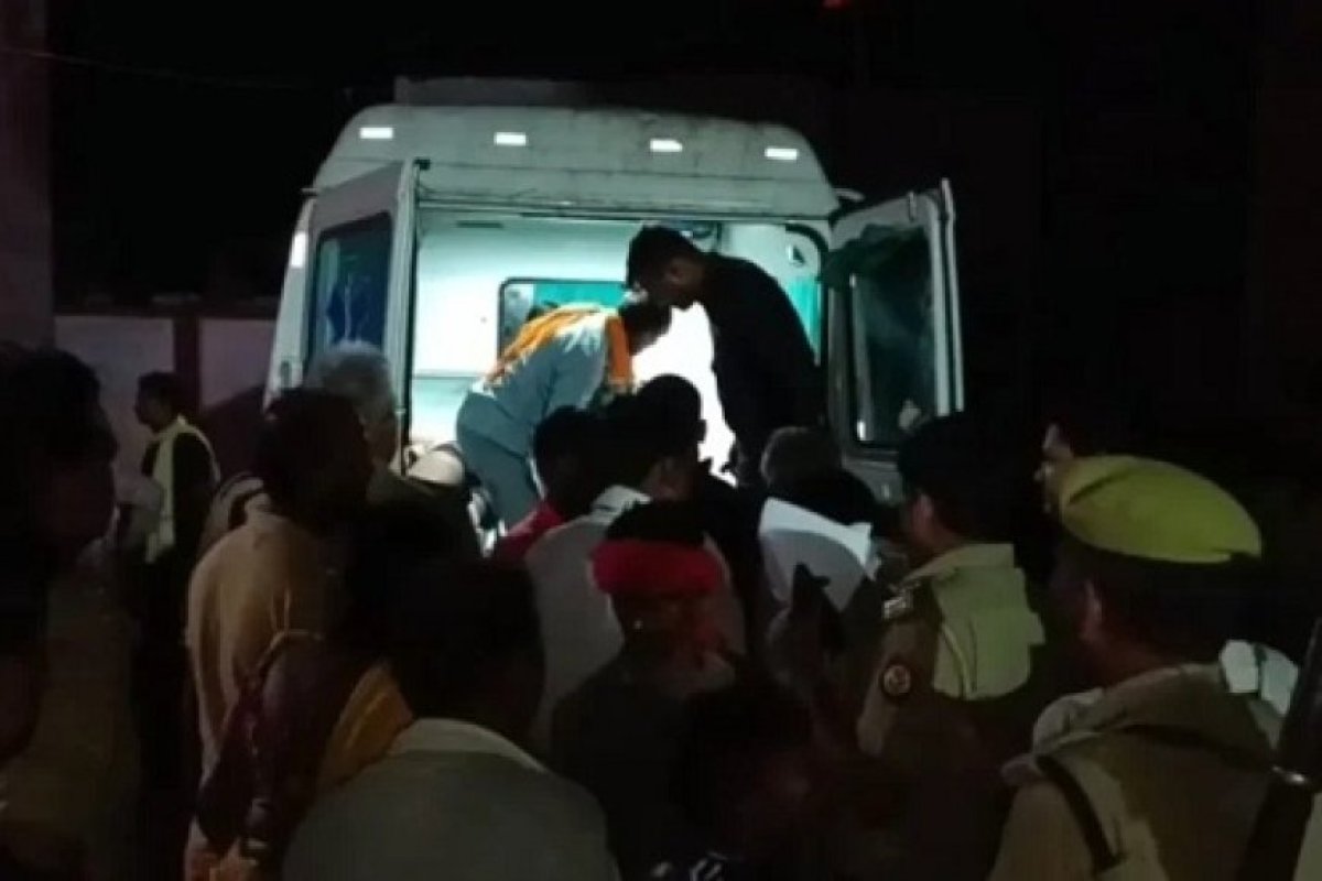 बाराबंकी के अवसानेश्वर महादेव मंदिर में दुखद हादसा- बिजली का तार टूटने से भगदड़, दो की मौत, 29 घायल।