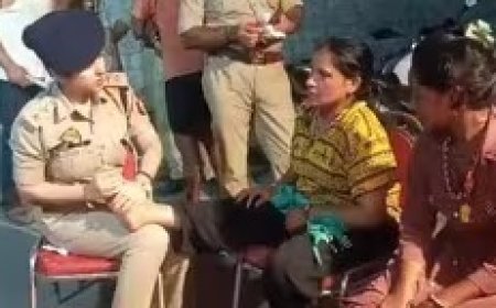 मुजफ्फरनगर में कांवड़ यात्रा- CO ऋषिका सिंह ने महिला कांवड़ यात्रियों के पैर दबाए, अखिलेश यादव ने की तारीफ। 