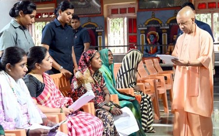 गोरखपुर में CM योगी का जनता दर्शन: 200 लोगों की समस्याएं सुनीं, आवास और इलाज के लिए आर्थिक मदद का भरोसा।