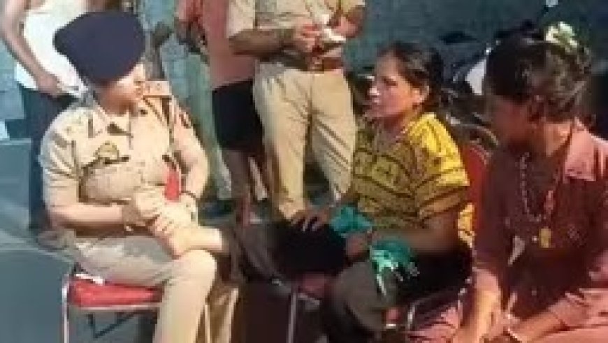 मुजफ्फरनगर में कांवड़ यात्रा- CO ऋषिका सिंह ने महिला कांवड़ यात्रियों के पैर दबाए, अखिलेश यादव ने की तारीफ। 