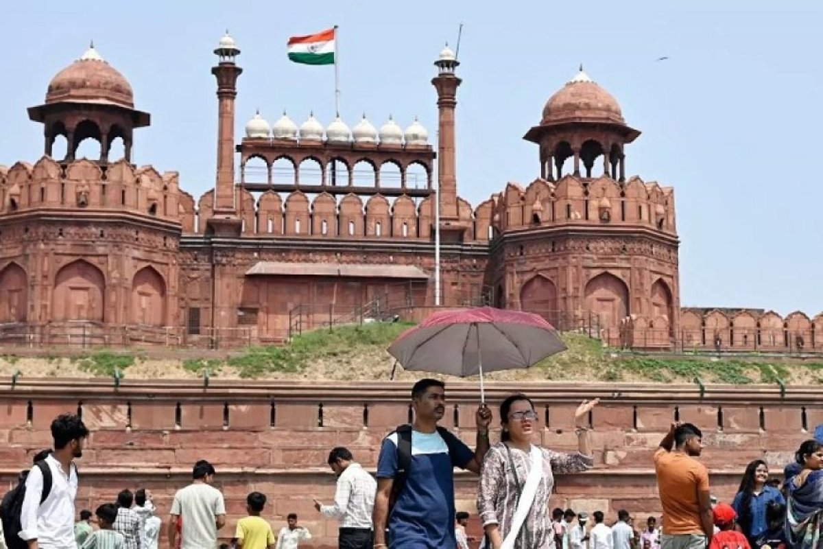 स्वतंत्रता दिवस से पहले लाल किले में सुरक्षा चूक, सात पुलिसकर्मी निलंबित।