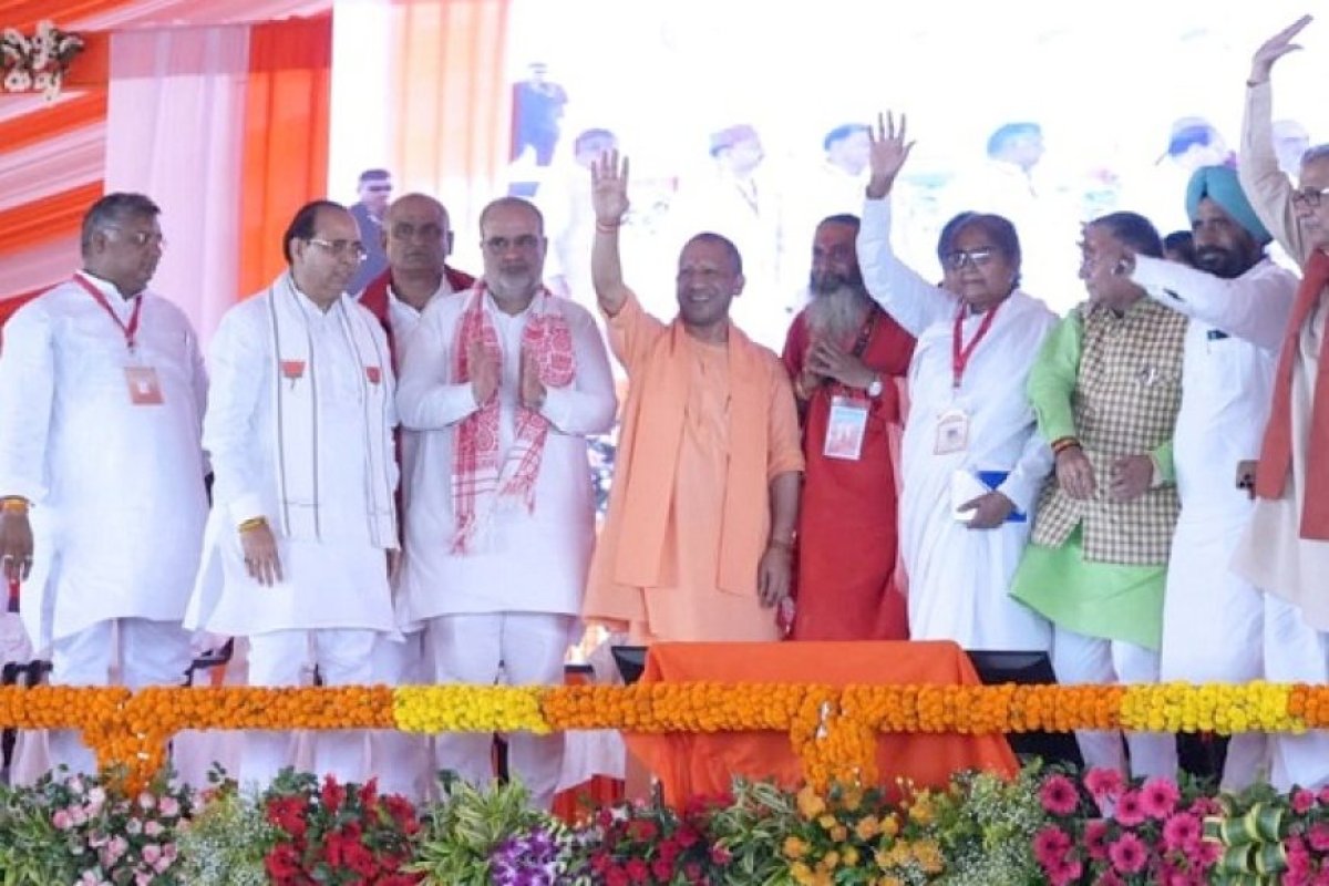 कांग्रेस ने यहां सामूहिक हत्याएं कराईं और उसके चेले के रूप में सपा ने हत्यारों को बचाने का कार्य किया - सीएम योगी