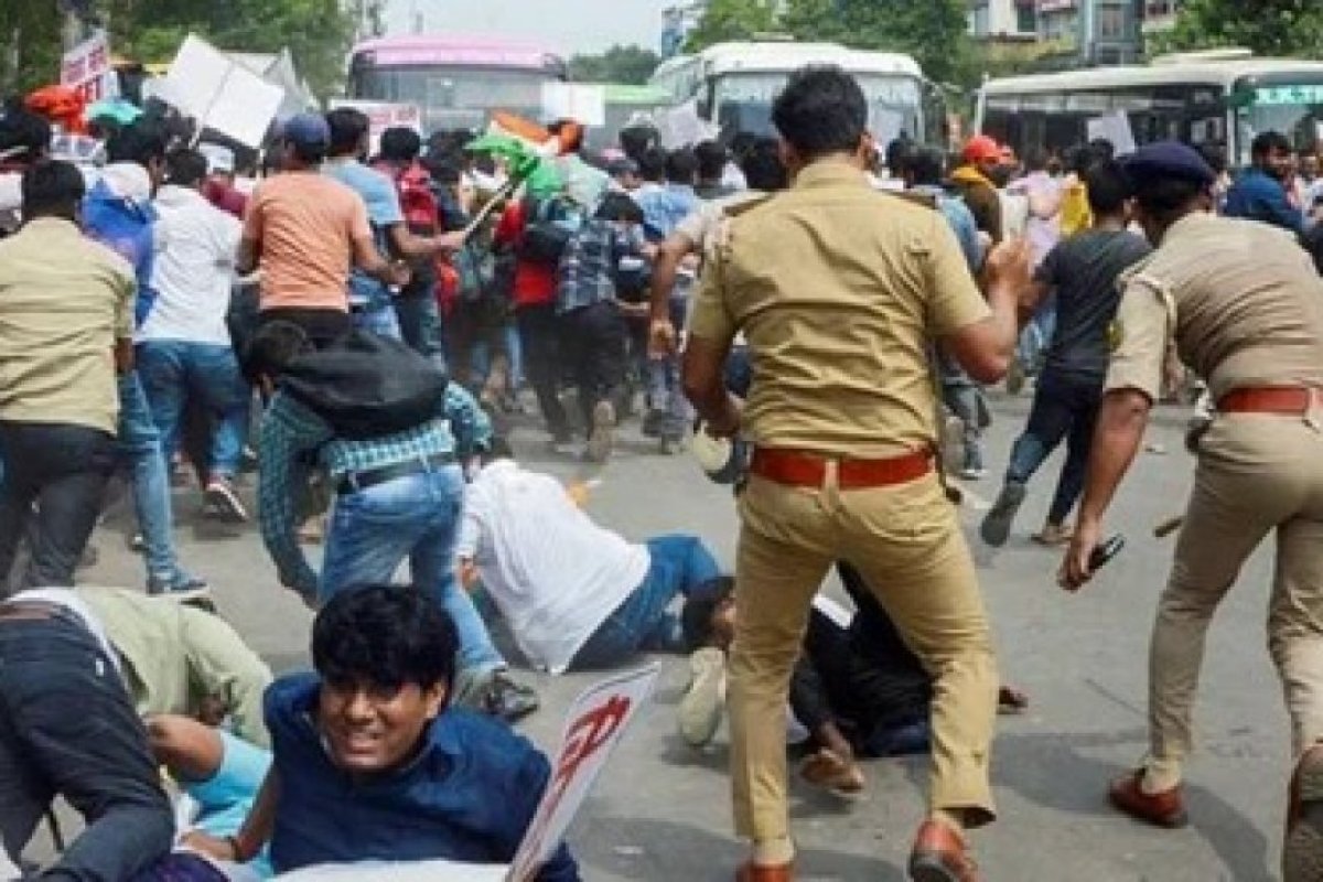 पटना में STET अभ्यर्थियों पर लाठीचार्ज- TRE-4 से पहले परीक्षा की मांग। 