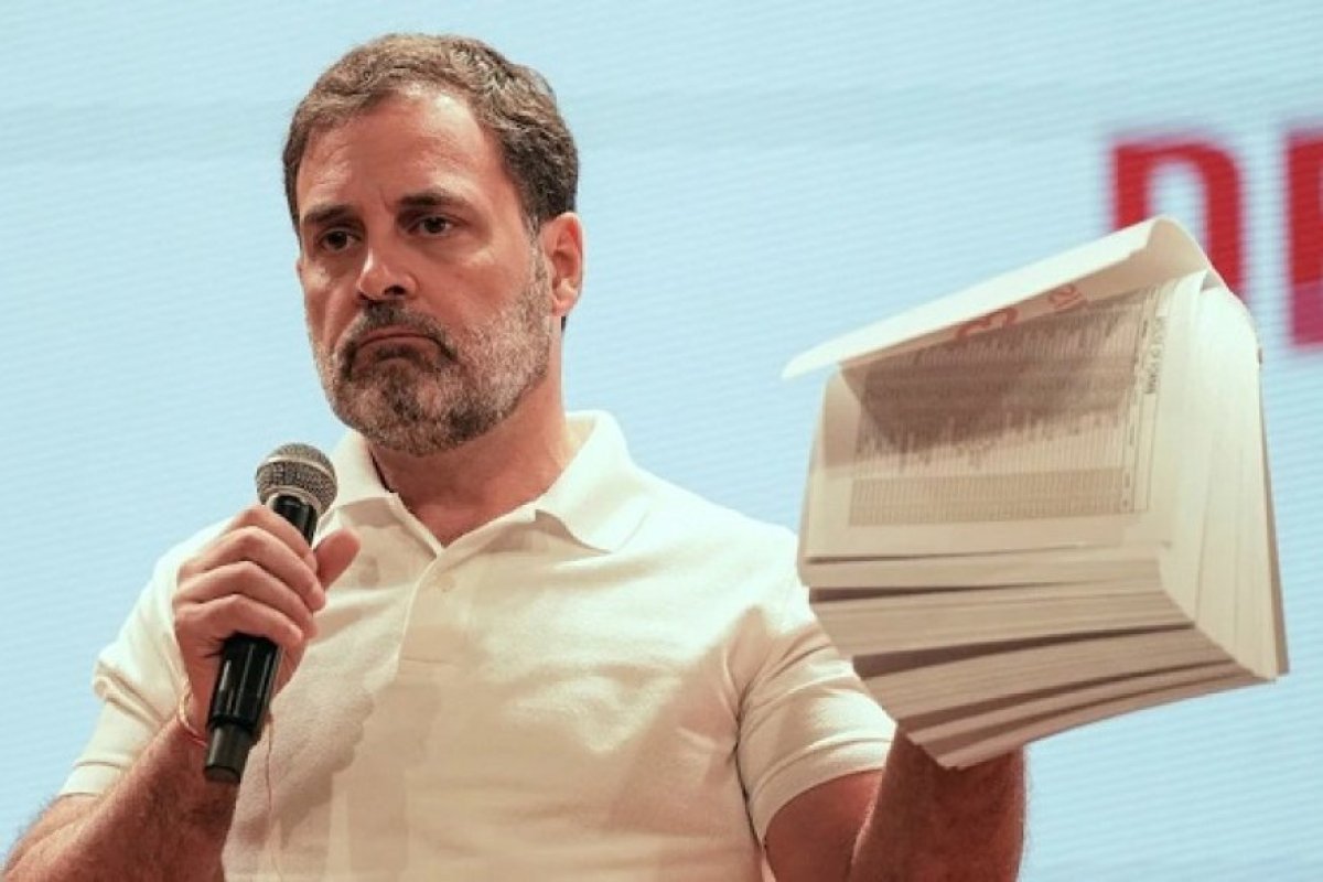 राहुल गांधी के चुनाव आयोग पर गंभीर आरोप, जवाब में शपथ पत्र की मांग, कोलकाता में तीखी बहस।