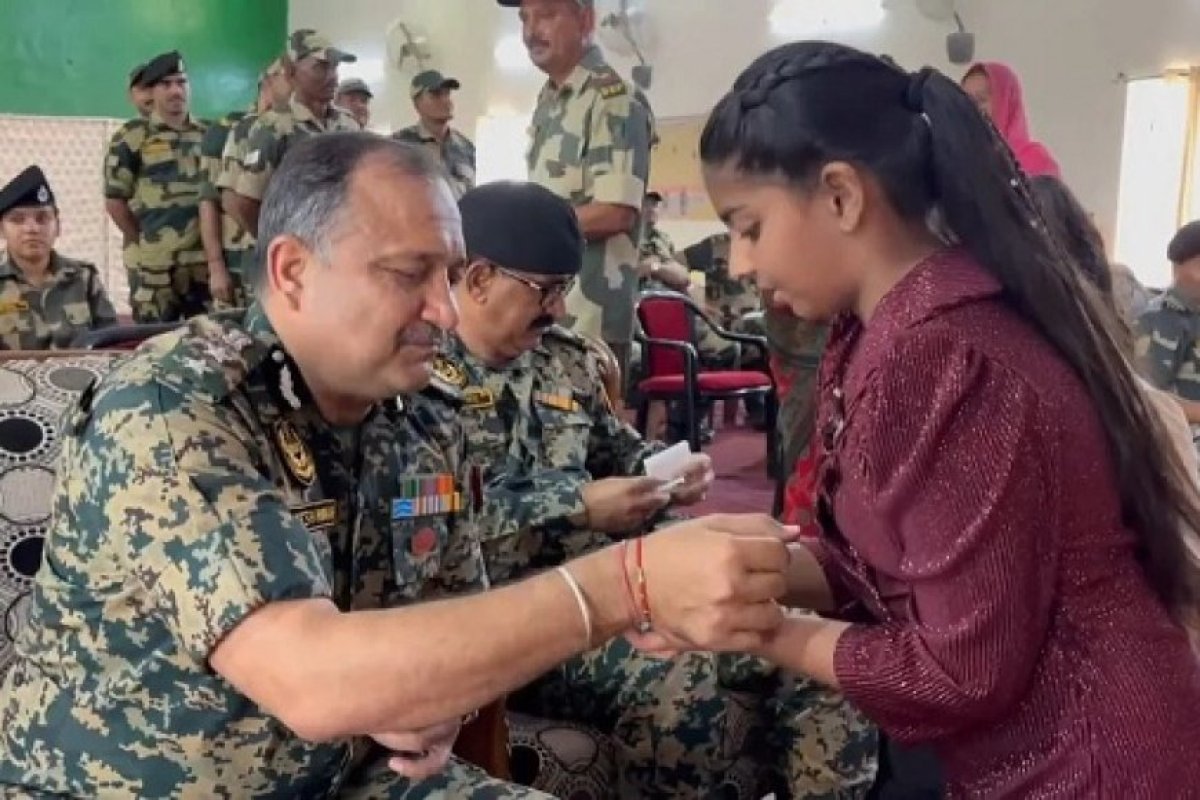 जैसलमेर में रक्षाबंधन की गर्माहट- स्थानीय महिलाओं ने बीएसएफ जवानों को बांधी राखी।