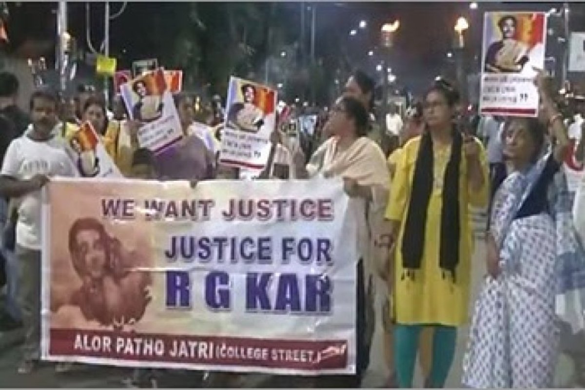 आरजी कर कांड- एक साल बाद भी न्याय की मांग, जूनियर डॉक्टर्स ने कोलकाता में निकाली विरोध रैली।