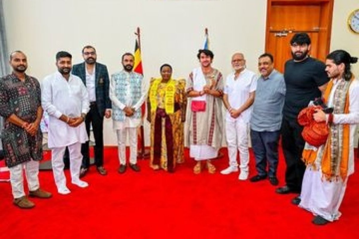बागेश्वर धाम के पंडित धीरेंद्र शास्त्री की युगांडा यात्रा, प्रधानमंत्री से मुलाकात, मठ बनाने का न्योता।