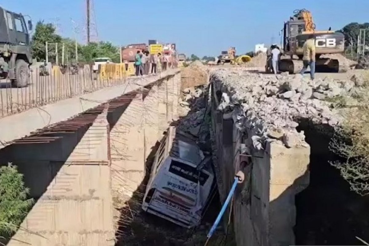 सांबा में माता वैष्णो देवी जा रही बस दुर्घटनाग्रस्त, एक श्रद्धालु की मौत, 40 घायल, टायर फटने से हुआ हादसा।