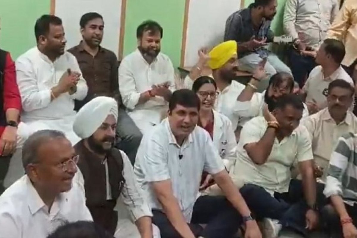 दिल्ली के अस्पताल में डॉक्टर से मारपीट का मामला, AAP ने अमित शाह से मांगा समय, BJP विधायक पर FIR की मांग।