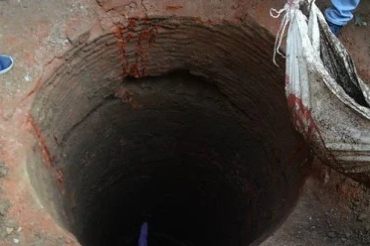 वाराणसी के मर्दाना इमामबाड़े में मिला सदियों पुराना कुआं, सालों से ढके कुएं से पर्दा हटा, ऐतिहासिक स्थल की सफाई के दौरान मिला।